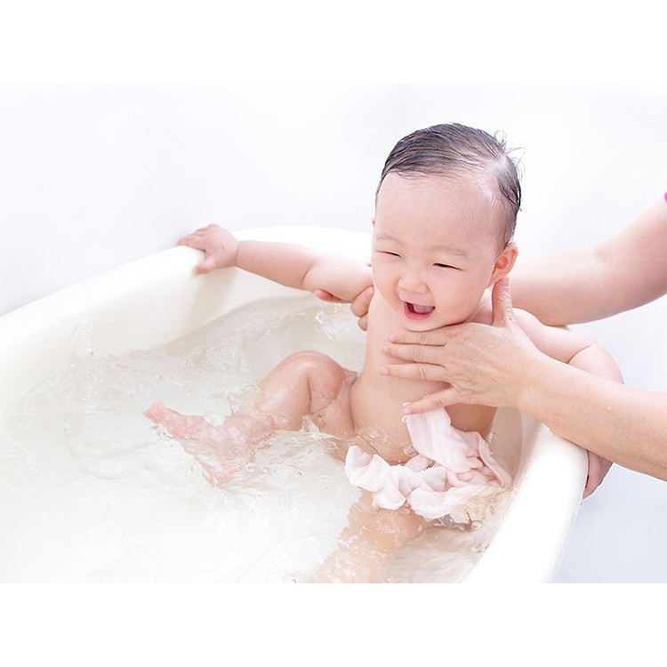 Sữa tắm gội trẻ em Lactacyd Milky