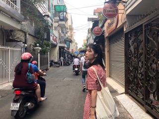 Váy kẻ caro cổ V ngắn