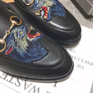 Sục Gucci nam thêu hình đầu thú