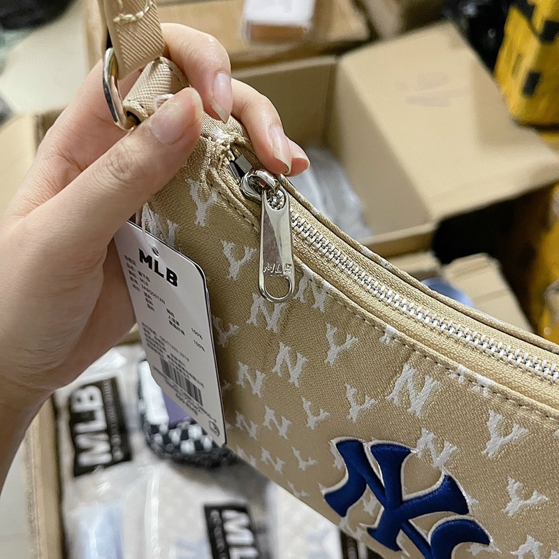 Túi kẹp nách NY TQXK hottren M.L.B Monogram  Nâu/Xanh