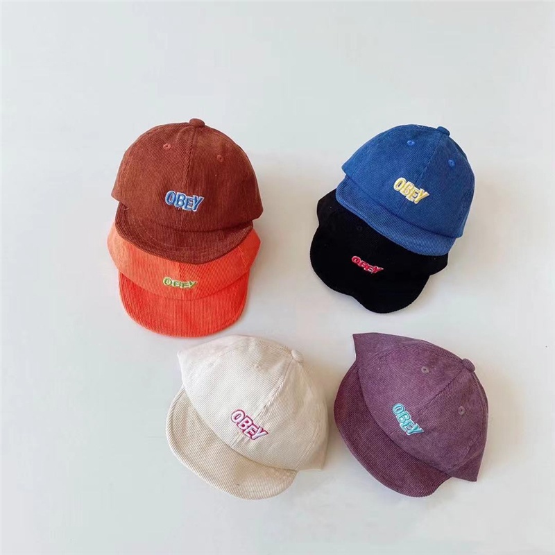 Mũ lưỡi trai nhung mềm mại thêu chữ cho bé