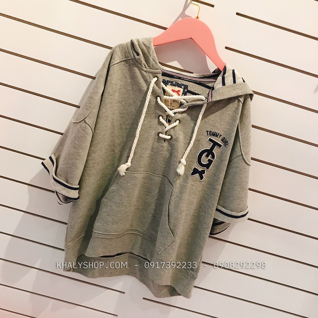 Áo kiểu tay ngắn có nón đan dây phía trước thêu logo chữ Tommy Girl màu xám size M,L cho bé gái - TCAKTMYX02