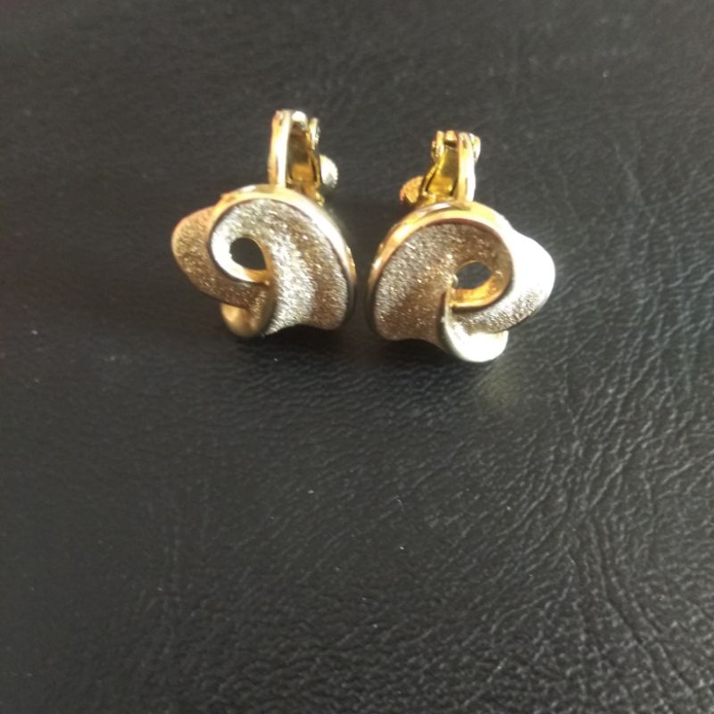 Bông tai vặn có bay màu ít