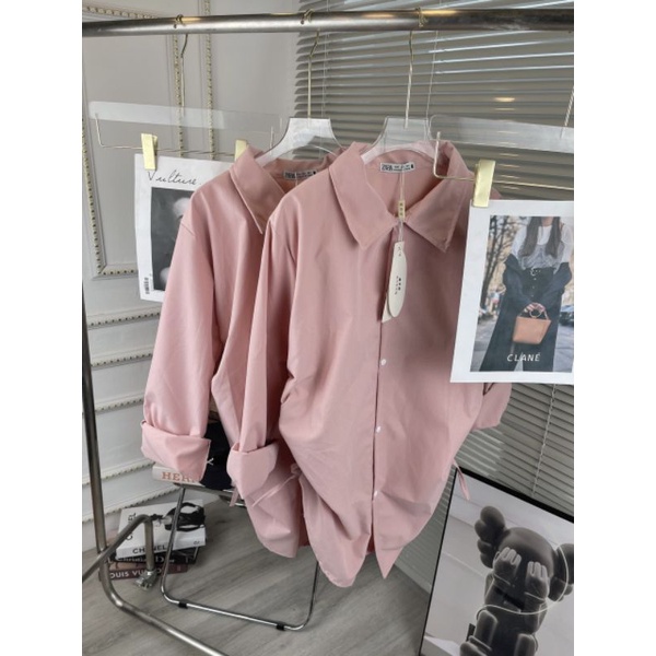 Áo sơ mi màu hồng pastel dễ thương, dúm eo xinh xắn.