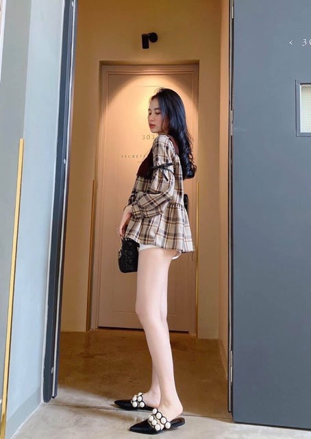 Áo babydoll kẻ nâu pha len trào lưu hot 2020