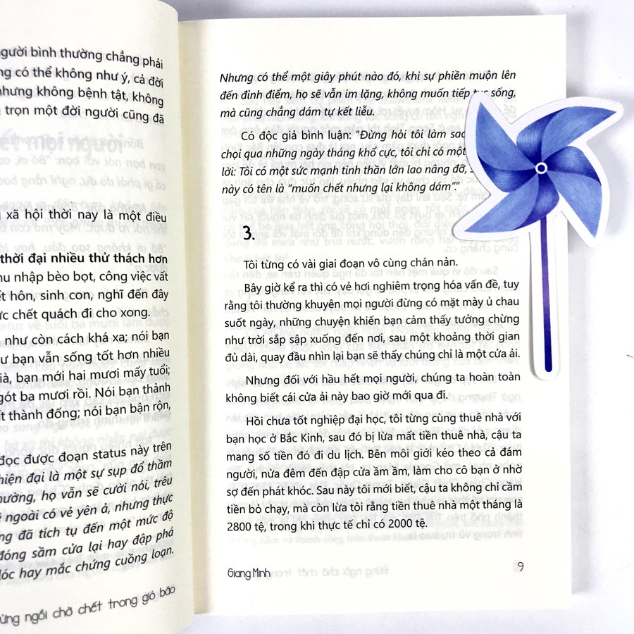 Sách Đừng Ngồi Chờ Chết Trong Gió Bão (Kèm Bookmark)