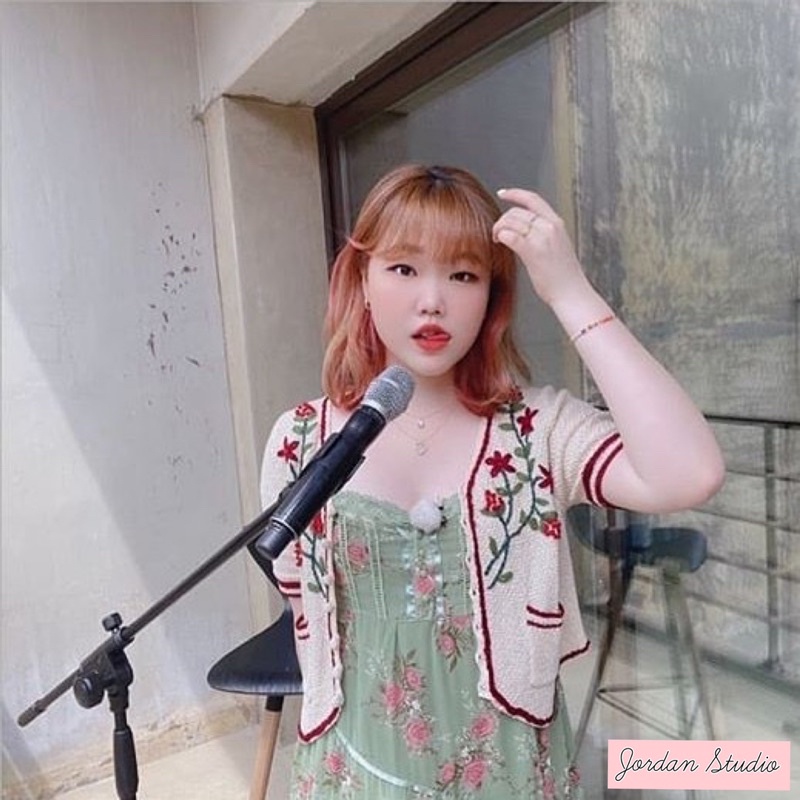 Áo len thêu hoa giống Umji VIVIZ, Suhyun AKMU