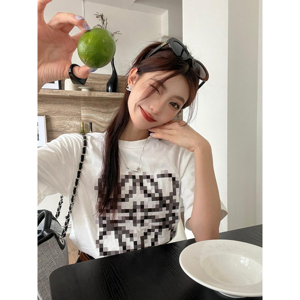 Loeme Áo Thun Nữ Tay Ngắn in Chữ Pixelated Anagram Thời Trang