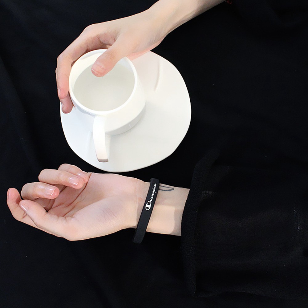 Vòng tay silicon in thương hiệu thời trang màu trắng đen