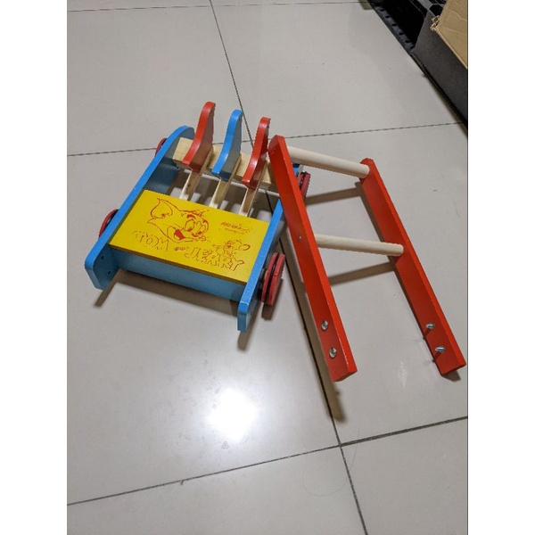 Xe tập đi cho bé