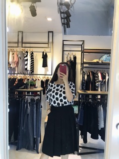 Áo chấm bi cổ vuông