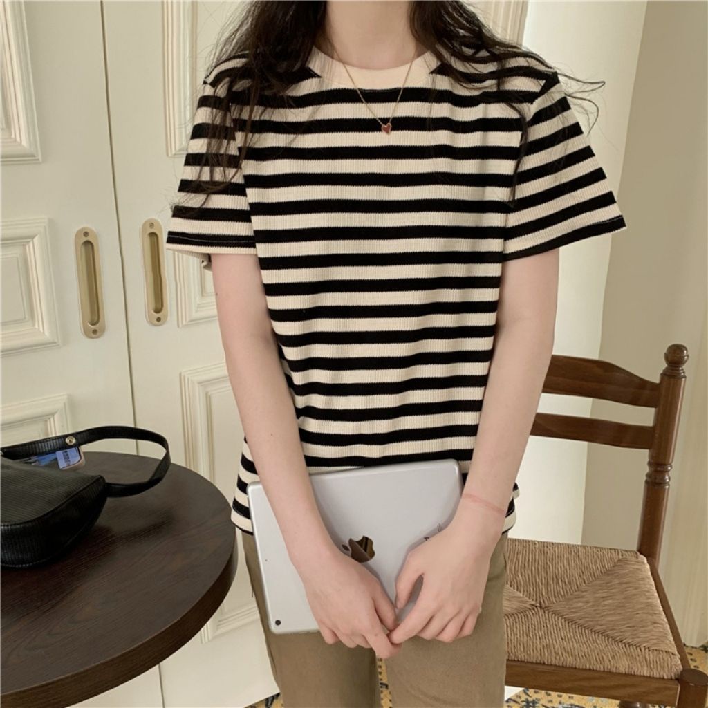 Áo thun nữ kẻ ngang form vừa cổ tròn Hada, chất liệu dệt kim co dãn phong cách Hàn Quốc - AT07