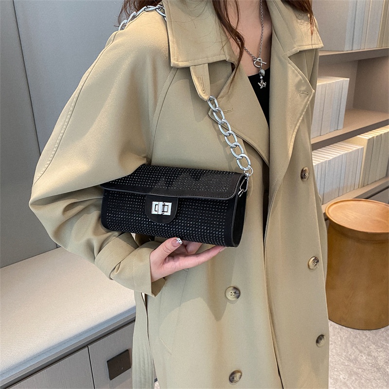 Túi Đeo Vai Phối Dây Xích Thiết Kế Giản Dị Thời Trang