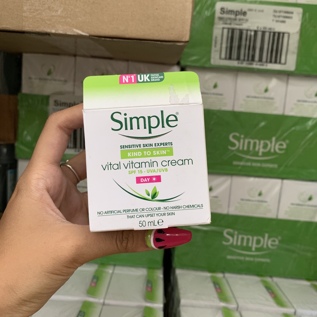 Kem dưỡng ẩm Cho Da Ban Ngày Simple Kind To Skin Vital Vitamin Day Cream SPF15 UVA/UVB 50ml