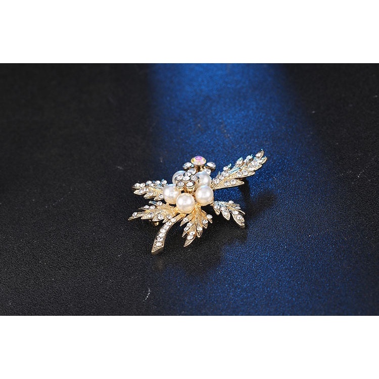 Ghim cài áo hình lá cây đính đá và ngọc trai nhân tạo phong cách Hàn Quốc mới