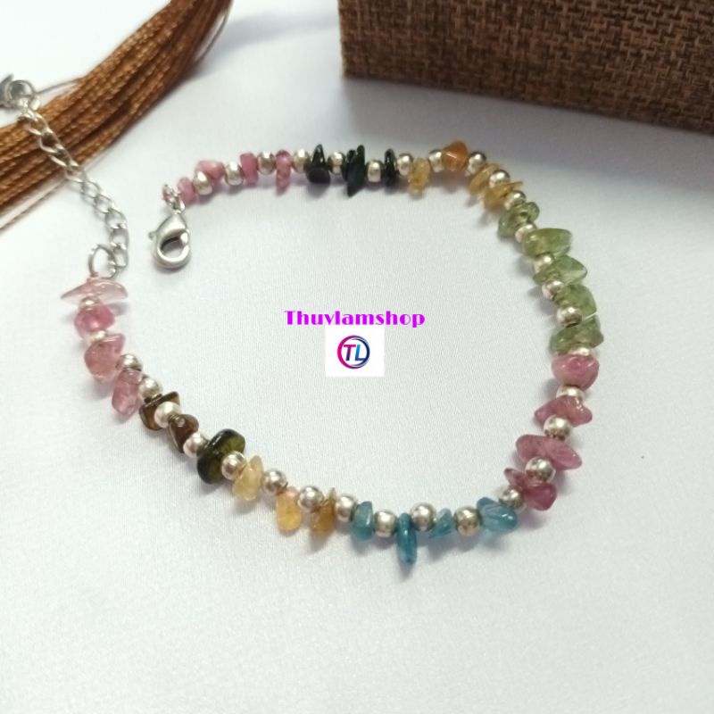 Vòng tay đá tourmaline vụn thô thanh tẩy mic kèm charm bạc đẹp