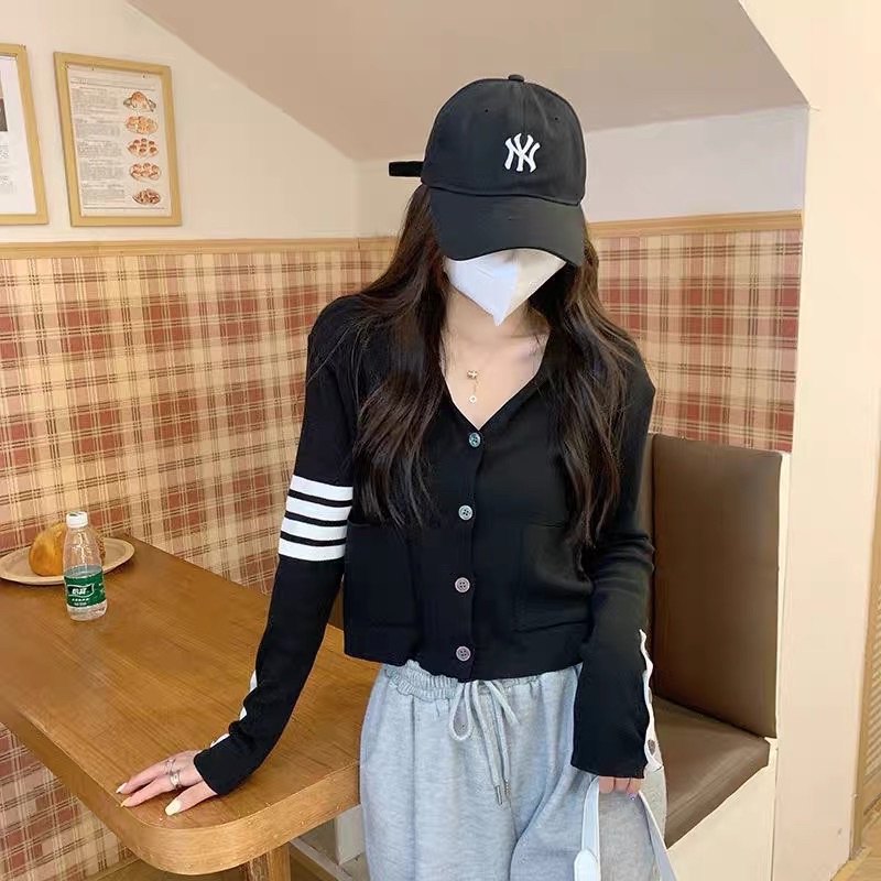 Khoác len cardigan có nón dáng lửng.