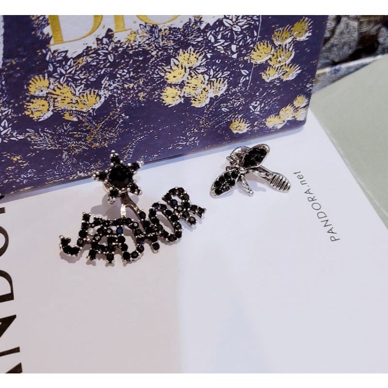 Hoa tai con ong hai bên khác nhau sang chảnh hot nhất thị trường