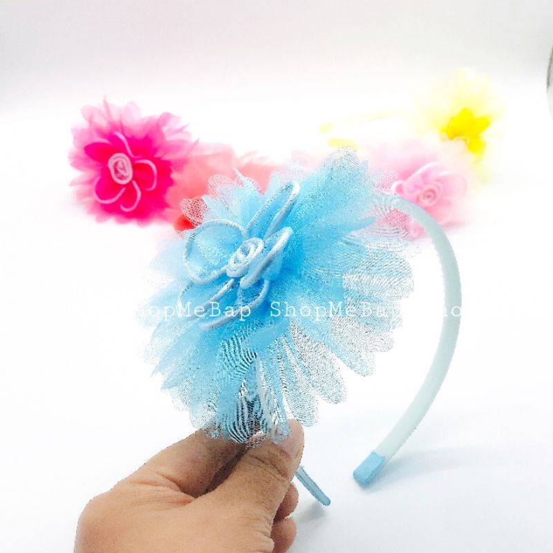 Bờm tóc hoa to cài lệch, kết hợp váy siêu dễ thươg cho bé gái