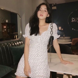 Váy hoa nhí màu trắng cổ vuông xinh xắn
