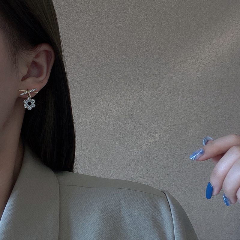 Khuyên tai hình hoa cúc đính đá đơn giản thời trang cho nữ