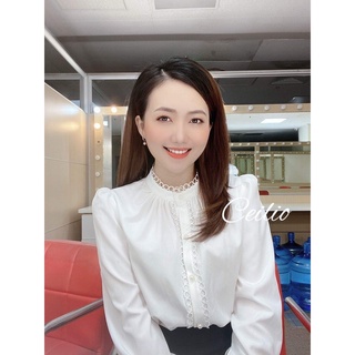 Áo sơ mi nữ công sở thời trang SURI chất vãi lụa màu trắng dài tay cổ lọ họa tiết ren.