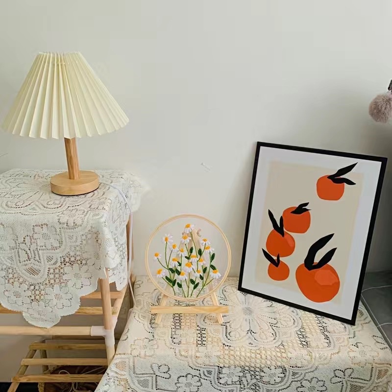 Tranh tự thêu hoa khung tròn cúc bồ công anh mèo cây cậu bé cô bé trang trí nhà decor
