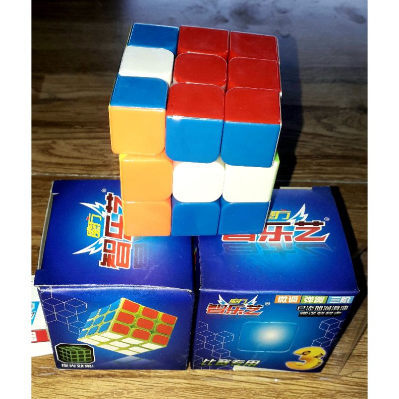 Một cái Rubik 3x3x3 xoay rất trơn và đẹp xem Video