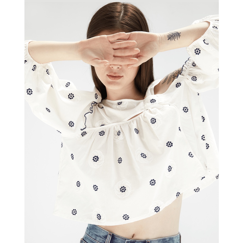 TheBlueTshirt - Áo Kiểu Nữ Tay Phồng Đan Vai Hoạ Tiết Hoa Nhí Màu Xanh - Freya Top - Blue Daisy