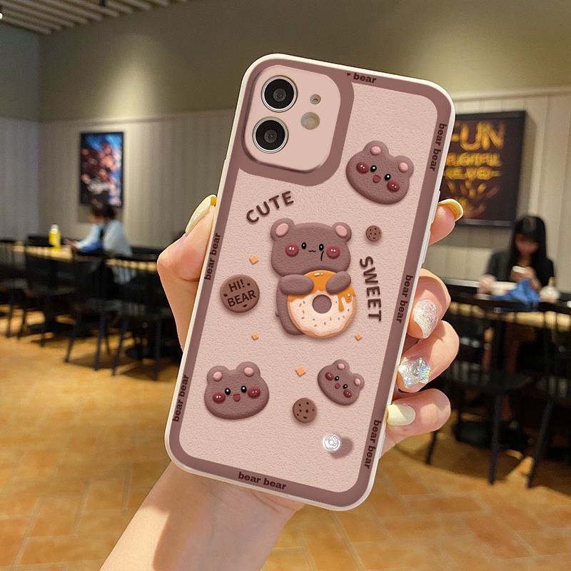 Ốp iphone ốp chú gấu nâu ôm bánh ip từ iphone 6 đến 15prm