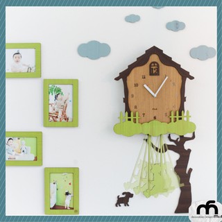 Đồng hồ treo tường gỗ cao cấp, đồng hồ trang trí cậu bé Xích đu Wall clock - tặng kèm 4 khung ảnh M19