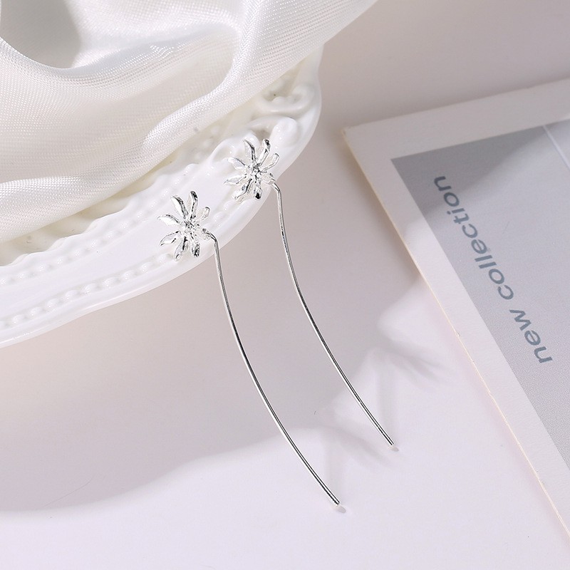 Khuyên tai dáng dài mặt hình hoa sang trọng đơn giản cho nữ