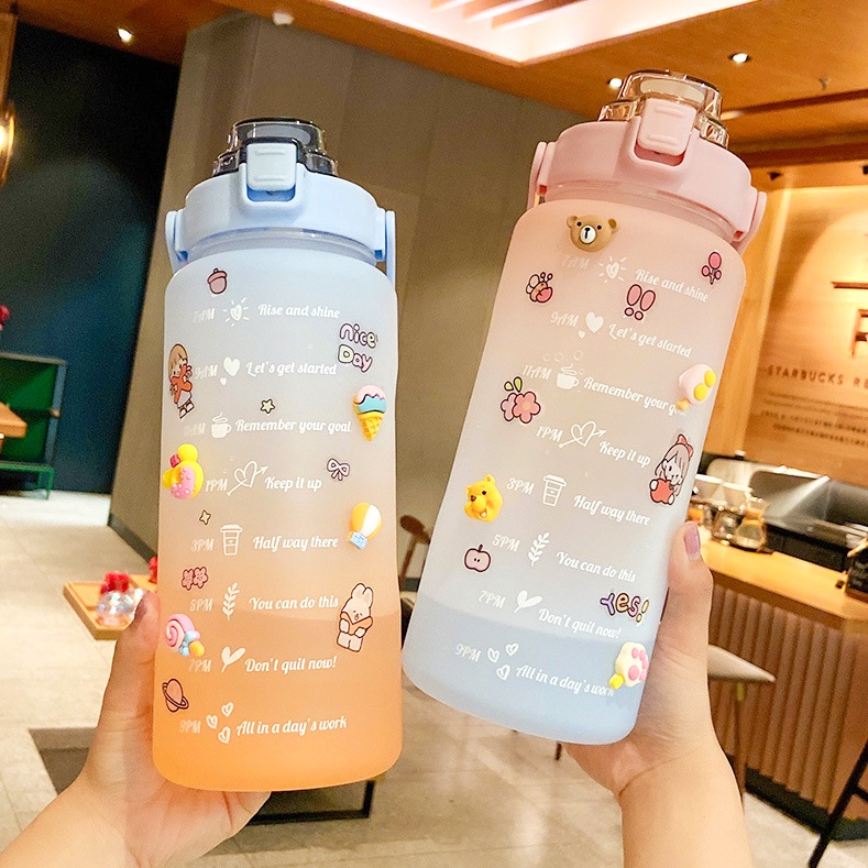 Bình nước 2 lít tặng Sticker dành cho người lười uống nước GSPORTS bình nước cute 2L có ống hút, vạch chia nhắc giờ