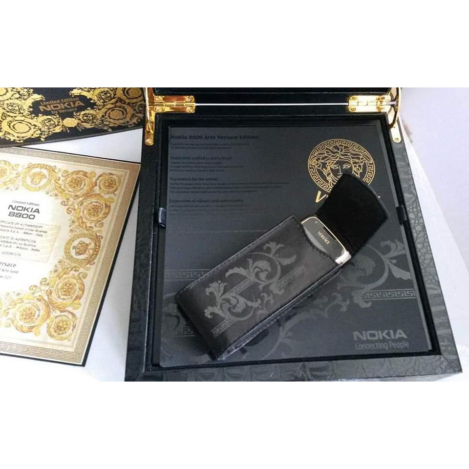 Điện thoại NOKIA 8800 Versace Hàng sưu tập, mới 100% do hãng versace design. Hộp gỗ với đầy đủ phụ kiện