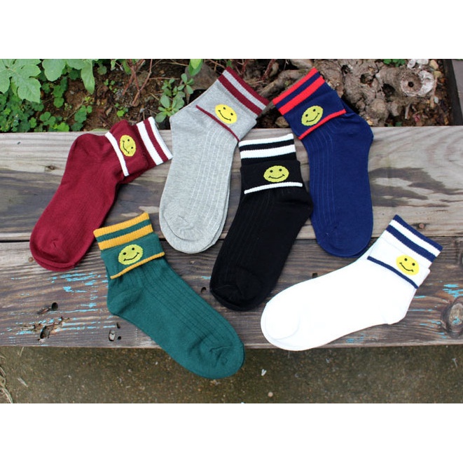 Vớ cotton mặt cười bên trong phong cách thể thao, trẻ trung, năng động.