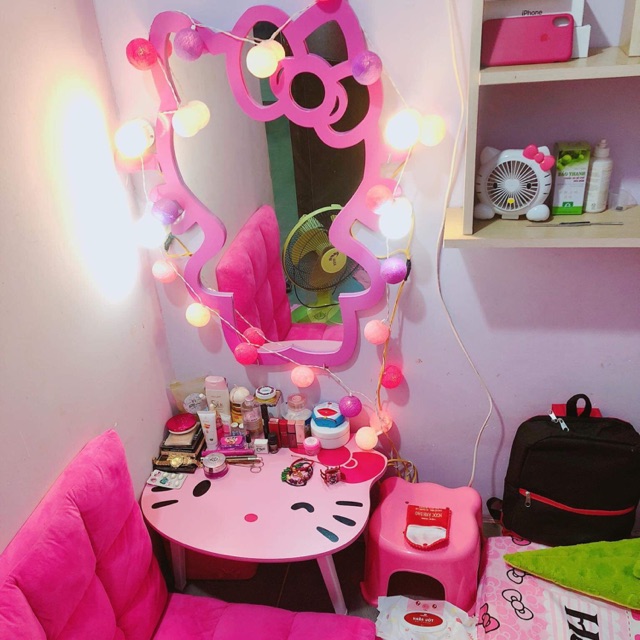 Bàn và gương kitty