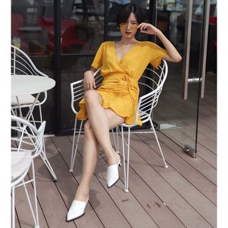 Đầm vàng cổ V nhún sườn