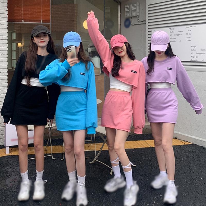 Seto áo sweatshirt tay dài cổ tròn và chân váy mini lưng cao phong cách Hàn Quốc cho nữ