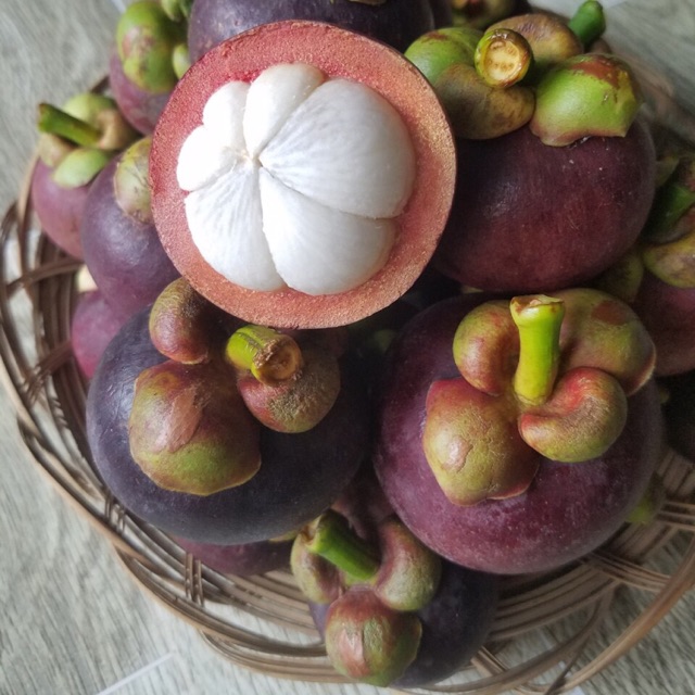 Măng cụt vườn tươi ngon giòn chua chua ngọt ngọt. Bao ăn, trái k bị dính mủ vàng. Giá quá rẻ nha mấy anh chị