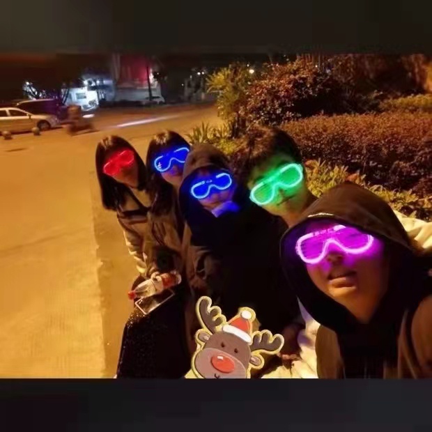 Kính Mát Gắn Đèn Led Phát Sáng Nhiều Màu Sắc Vui Nhộn