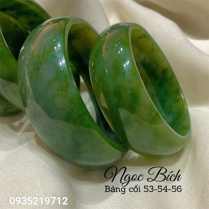 Bản vòng tay nữ hình tròn đá nguyên khối được giới kinh doanh ưa chuộng.