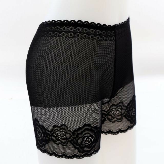 Quần đùi mặc trong váy ren hoa hồng