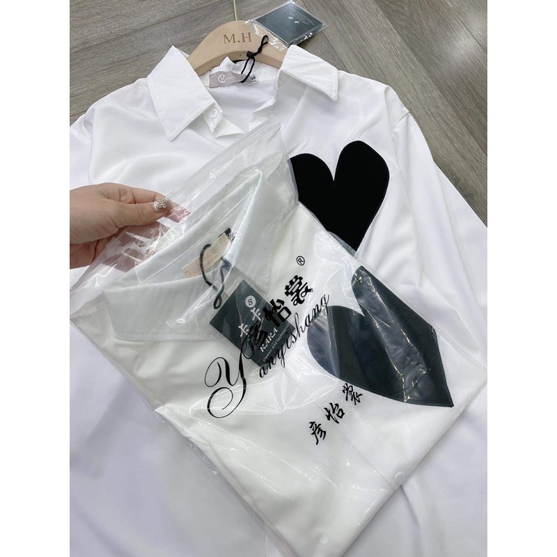 áo sơ mi trắng và  sơ ki kẻ thêu trái tim đen