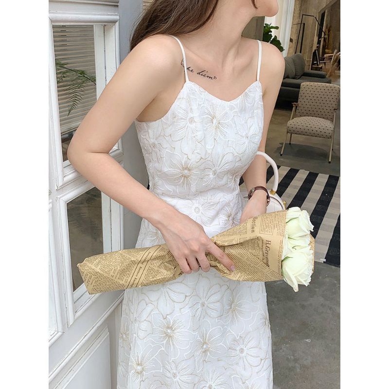 Váy hai dây màu trắng hoạ tiết hoa chỉ vàng