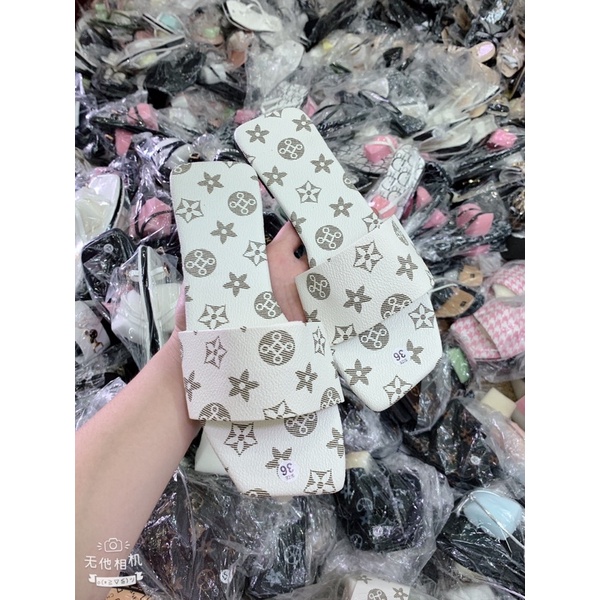 dép quai ngang in hình hoa đầu vuông có nhìu màu. bền đẹp. nắng mưa đều mang được. cam kết như hình. ( hình tự chụp )