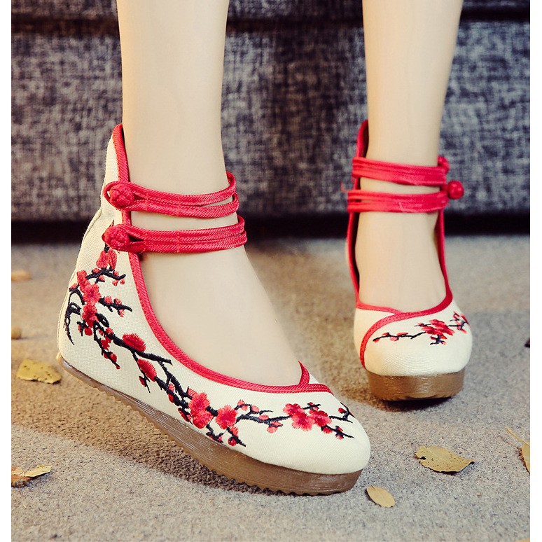 Giày thêu hoa đào 2 dây cài đế cao GC004