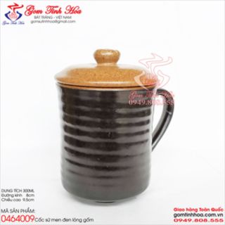 Cốc sứ vuốt có nắp men đen lòng gốm