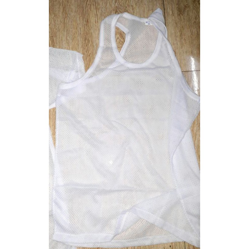 Một cái áo thun lá lổ cho người lớn size 50 ký màu trắng loại sát nách sản xuất tại Việt Nam