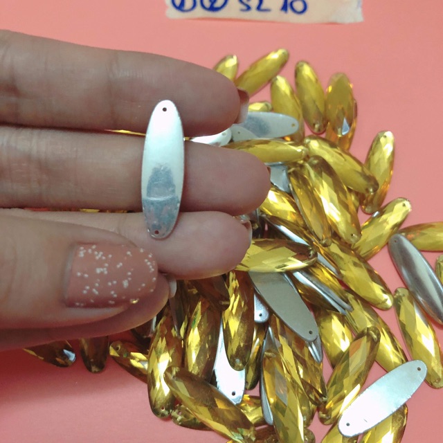 Hạt đá dài trang trí áo