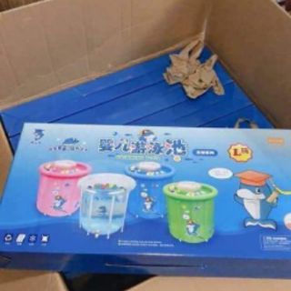 Bể bơi thành cao trong suốt